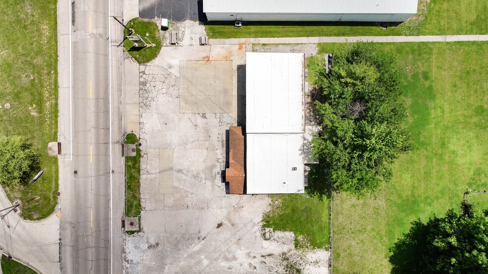 More Photos Of 406 W Carpenter St, Jerseyville Flex For Sale