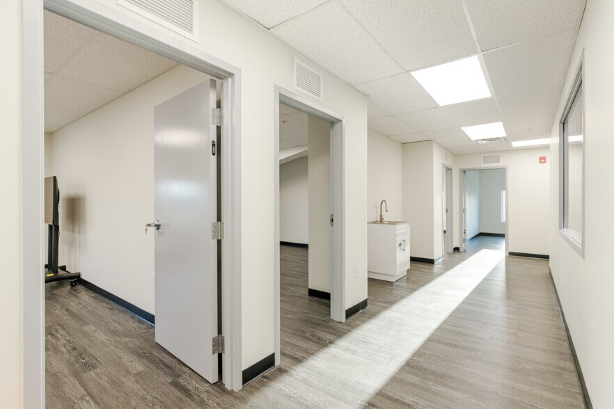 More Photos Of 8280 Consumer Ct, Sarasota Light Manufacturing For Sale