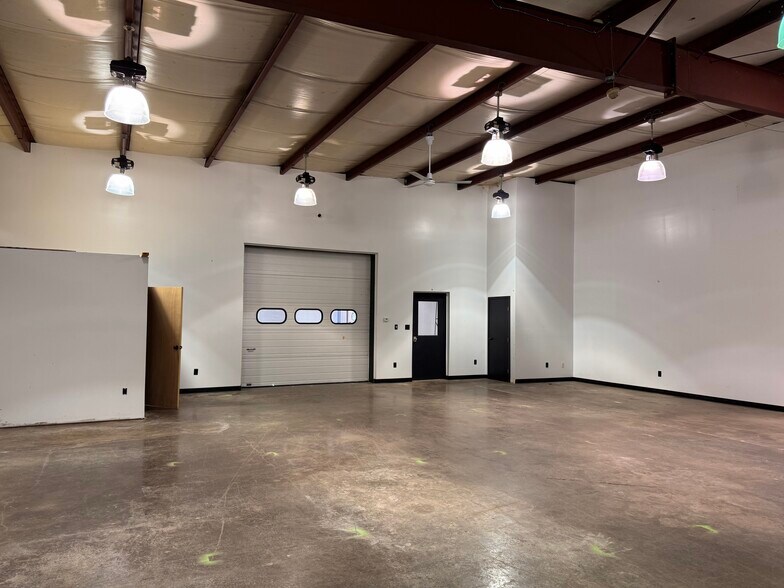 More Photos Of 2013 General Potter Hwy, Centre Hall Showroom For Sale