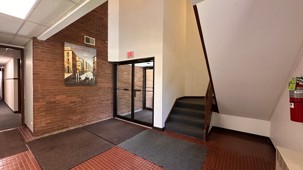 More Photos Of 684 W Boughton Rd, Bolingbrook Office For Lease