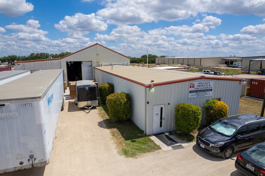 More Photos Of 2511 N Heideke St, Seguin Industrial For Sale