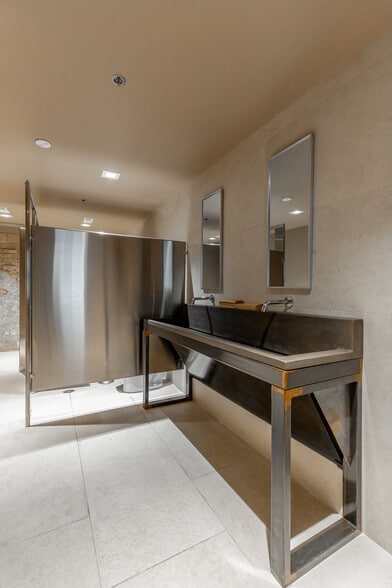 More Photos Of 615 E Main St, Chattanooga General Retail For Lease