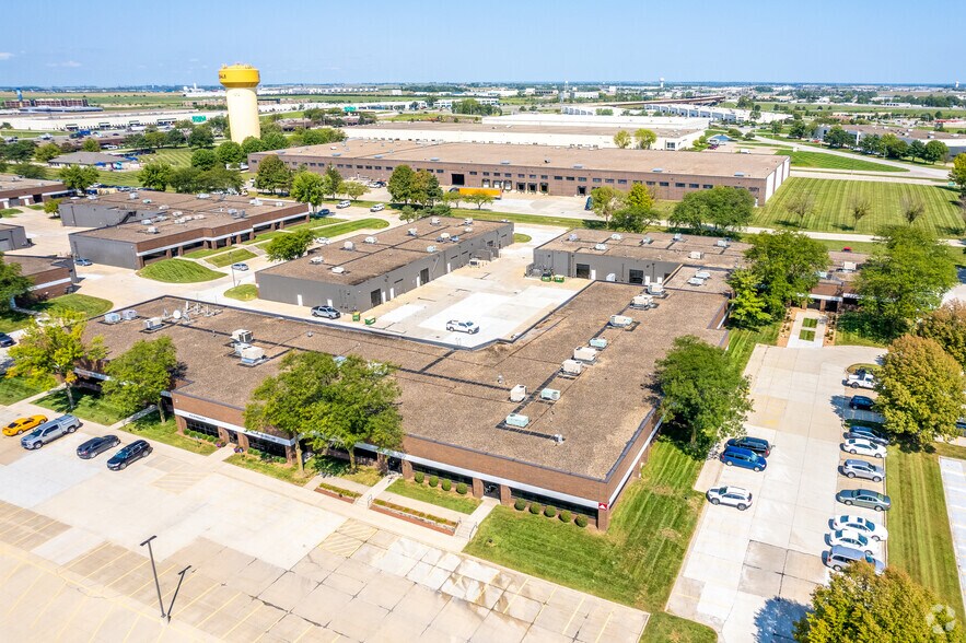 More Photos Of 11101-11199 Aurora Ave, Urbandale Flex For Lease