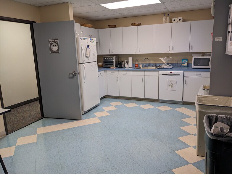 More Photos Of 1407 Rensen St, Lansing Office For Sale