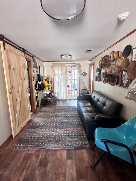 More Photos Of 1924 Crockett Rd, Palestine Office For Sale