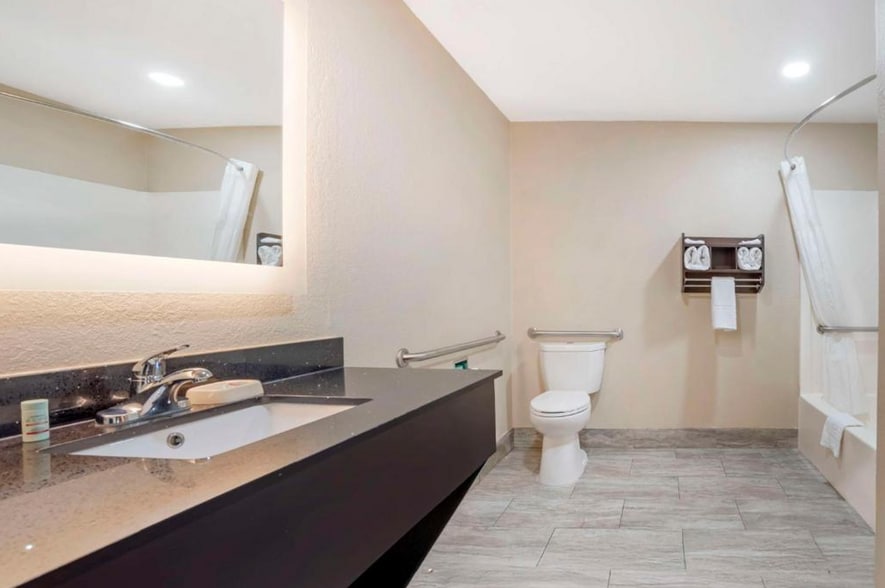 More Photos Of 842 Thompson St, Gardendale Hotel For Sale