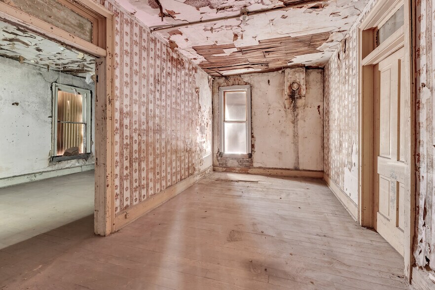 More Photos Of 504 W Commercial St, Springfield Storefront Retail Office For Sale