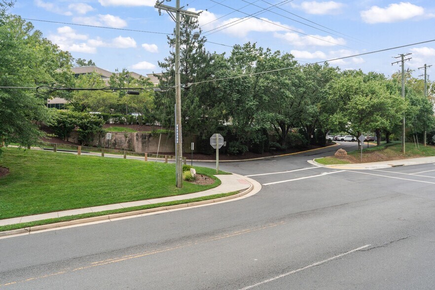 More Photos Of 7601 Lewinsville Rd, McLean Medical For Sale