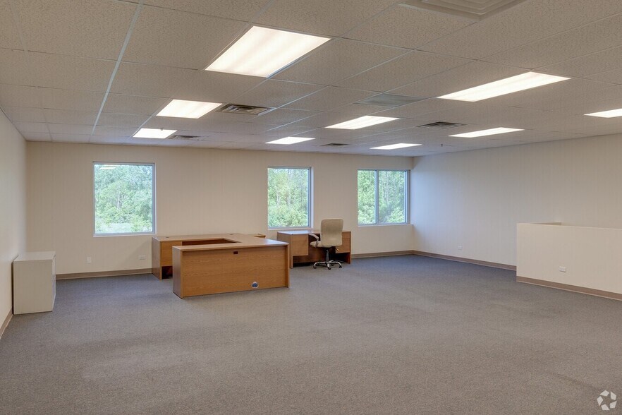 More Photos Of 2220 Ferry Rd, Naperville Showroom For Sale