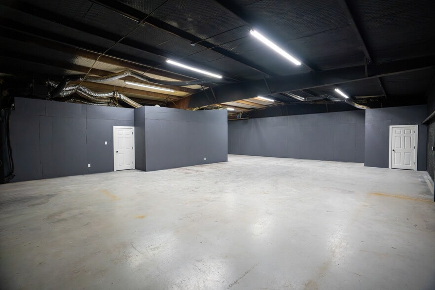 More Photos Of 158 Meyers Dr, Sherman Office For Lease