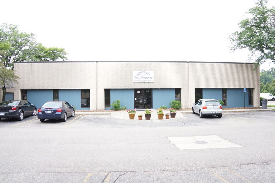 Primary Photo Of 14115 Farmington Rd, Livonia Unknown For Lease