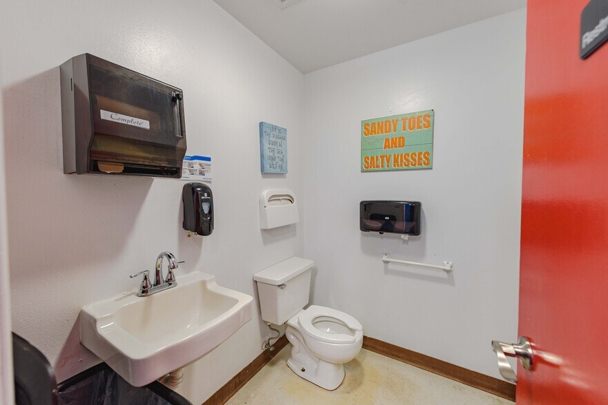 More Photos Of 75310 US HIGHWAY 101, Reedsport General Retail For Sale
