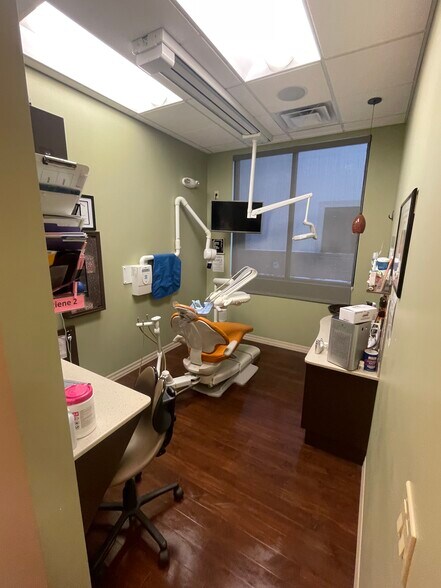 More Photos Of 10212-10214 Sawmill Pky, Powell Office For Sale