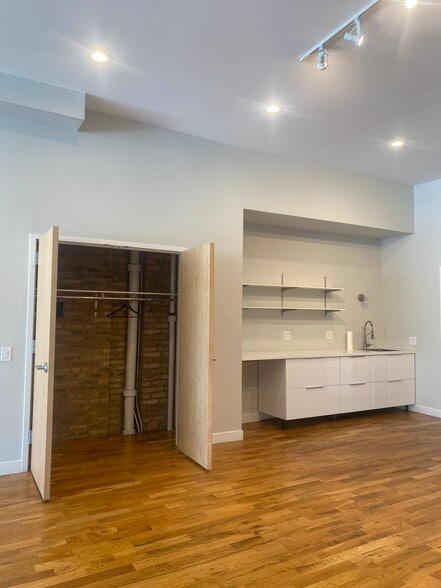 More Photos Of 4536 N Ravenswood Ave, Chicago Office Residential For Lease