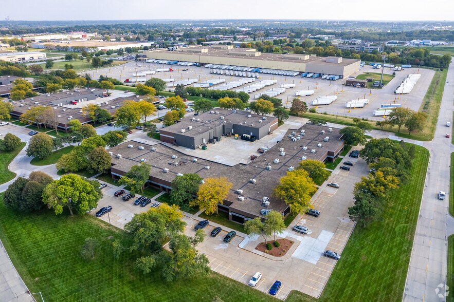 More Photos Of 11300-11398 Aurora Ave, Urbandale Flex For Lease