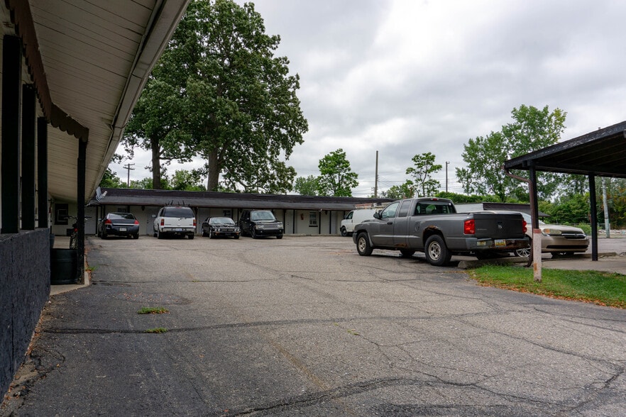 More Photos Of 27527 Telegraph Rd, Flat Rock Hotel For Sale
