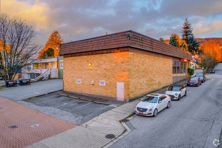 More Photos Of 1802 Marine Dr, West Vancouver Storefront For Sale