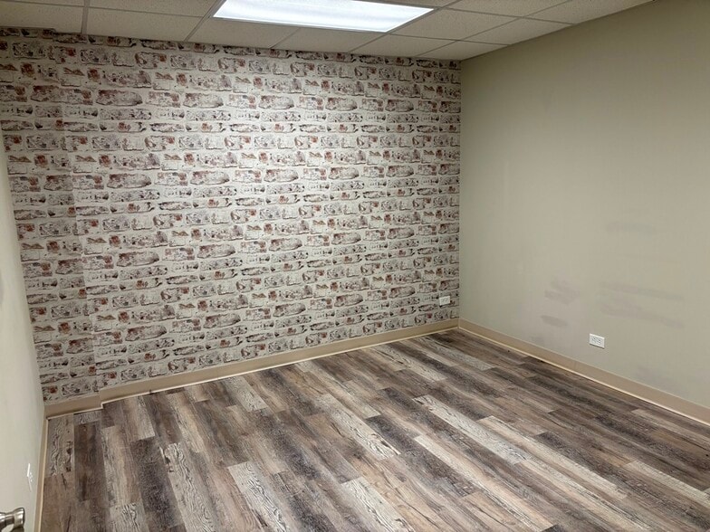 More Photos Of 4212 W Irving Park Rd, Chicago Office For Sale