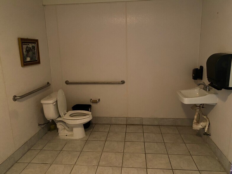 More Photos Of 116 W 6th St, Hanford Freestanding For Sale