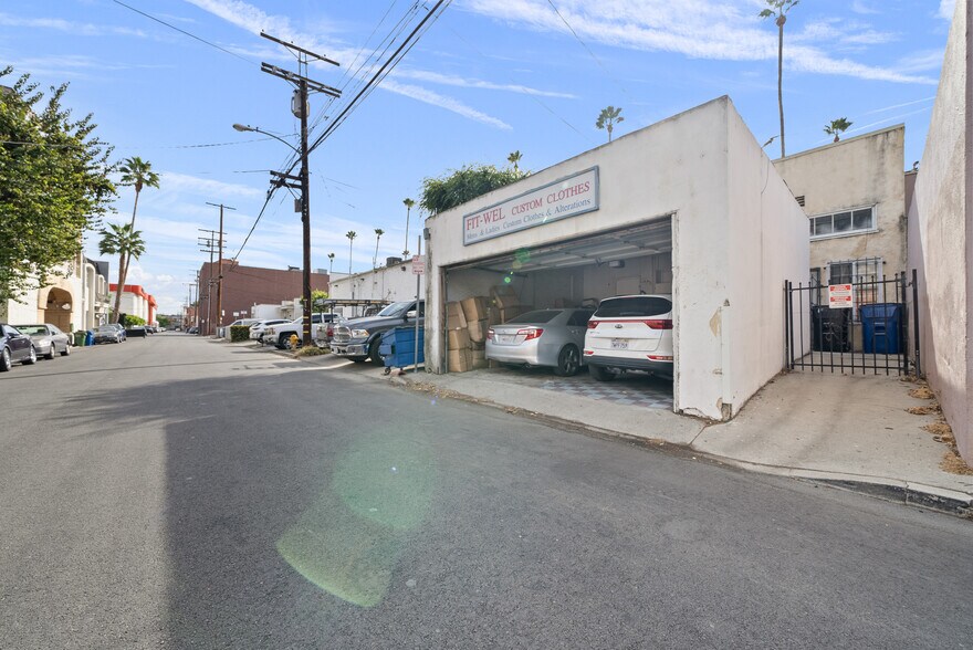 More Photos Of 12437 Ventura Blvd, Studio City Storefront For Lease