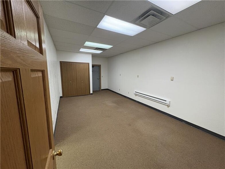 More Photos Of 3710-3718 S Westport Ave, Sioux Falls Office For Lease