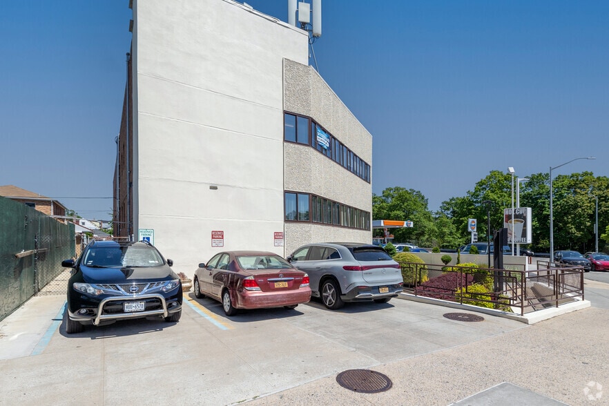 More Photos Of 5847 Francis Lewis Blvd, Oakland Gardens Medical For Lease