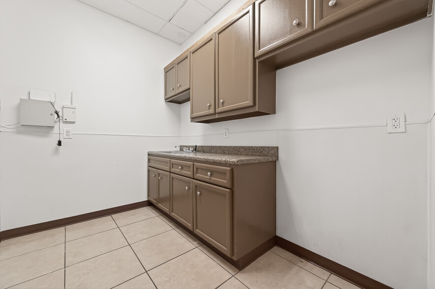 More Photos Of 10038 Grover Ln, Houston Warehouse For Sale