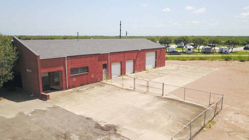 More Photos Of 13004 N Navarro St, Victoria Distribution For Sale