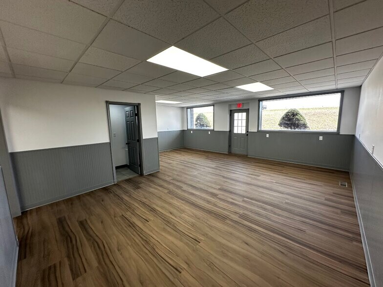 More Photos Of 2852 N Biagio, Ozark Office For Lease