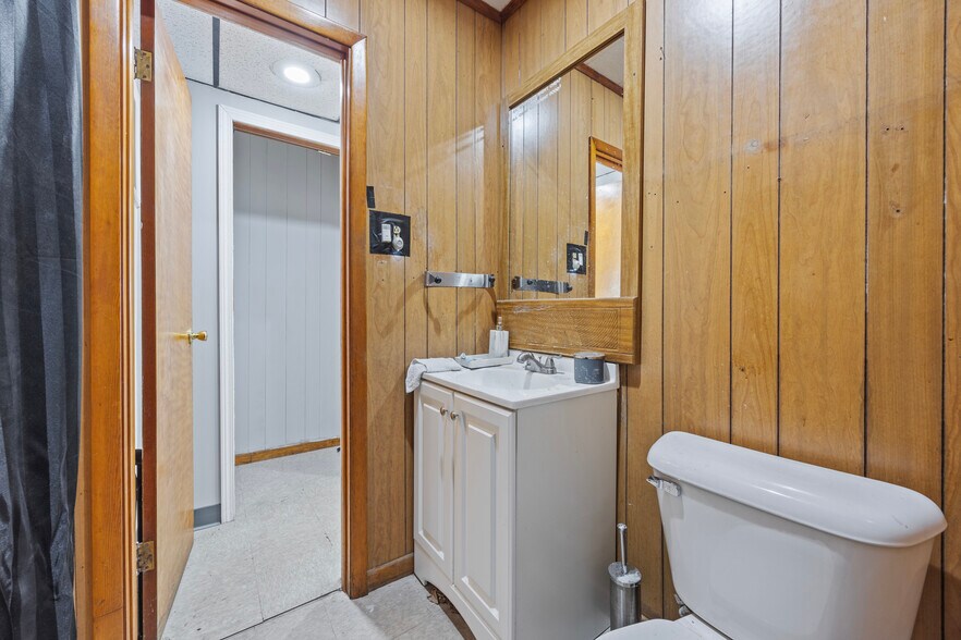 More Photos Of 2314-2318 Niagara St, Niagara Falls Freestanding For Lease