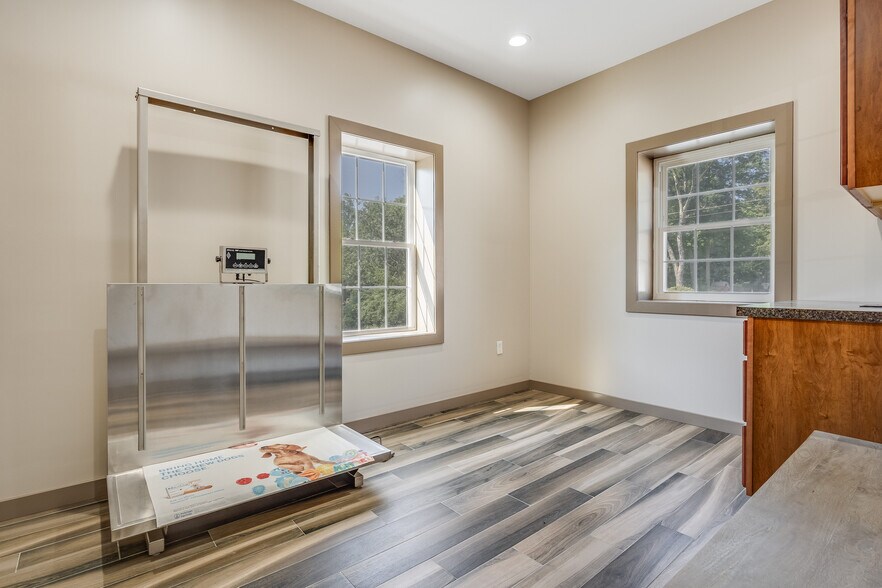 More Photos Of 321 Warren Ave, Stirling Light Manufacturing For Sale