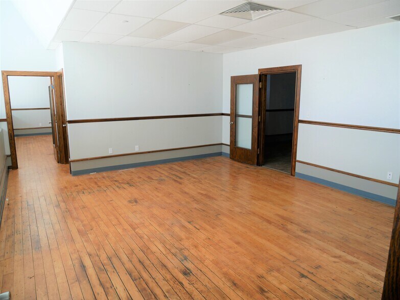 More Photos Of 105 Maple St, Rossville Light Distribution For Sale