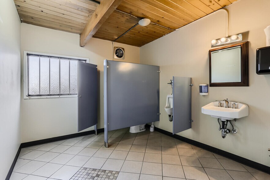 More Photos Of 81 NE Columbia Blvd, Portland Industrial For Sale