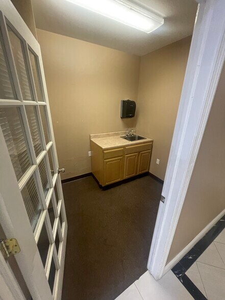 More Photos Of 180 Ferry St, Newark Storefront Retail Office For Lease