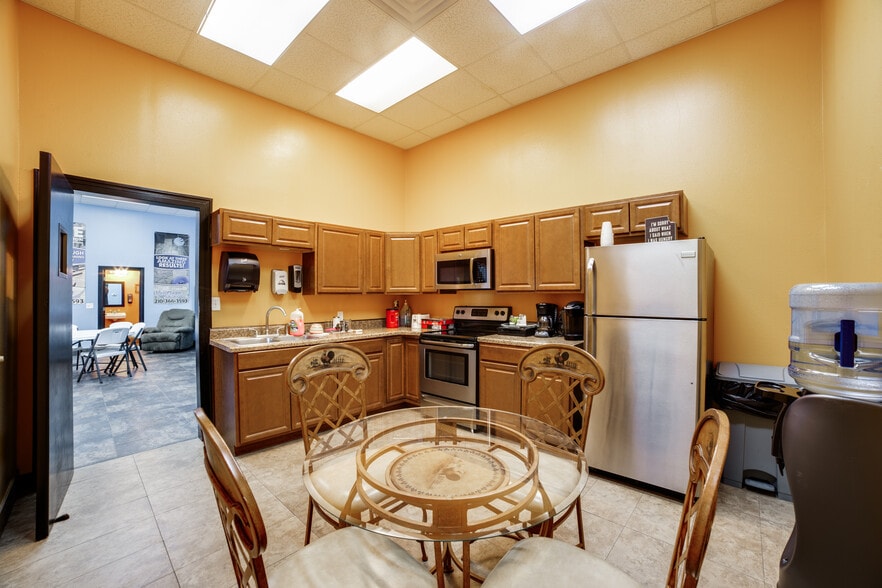 More Photos Of 10835 Gulfdale St, San Antonio Light Distribution For Sale