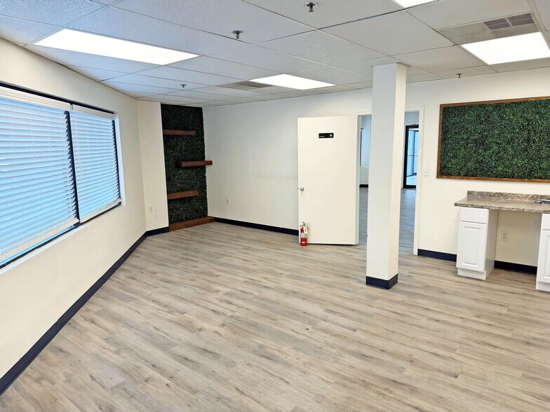 More Photos Of 420-460 Century Blvd, Wilmington Light Distribution For Lease