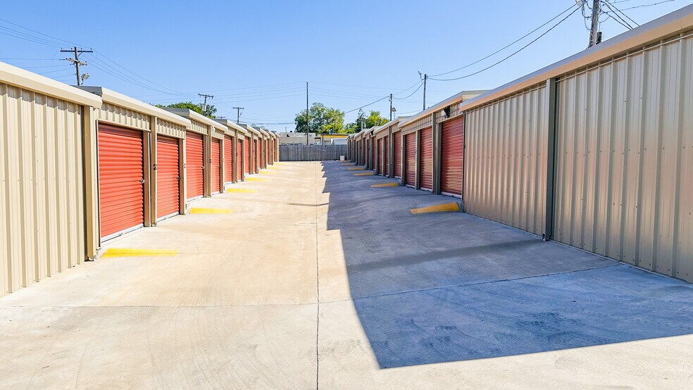 More Photos Of 819 S Xanthus Ave, Tulsa Self Storage For Sale