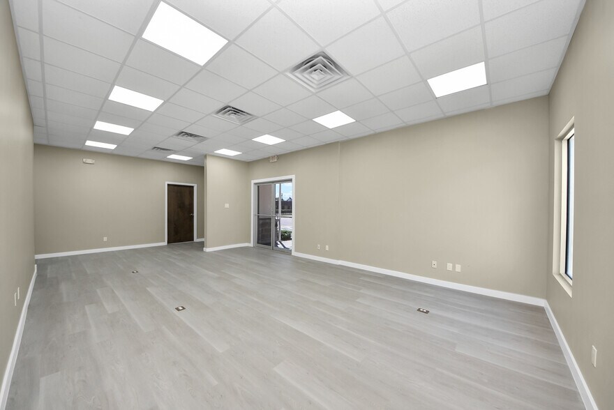 More Photos Of 1563 Live Oak St, Webster Office For Sale