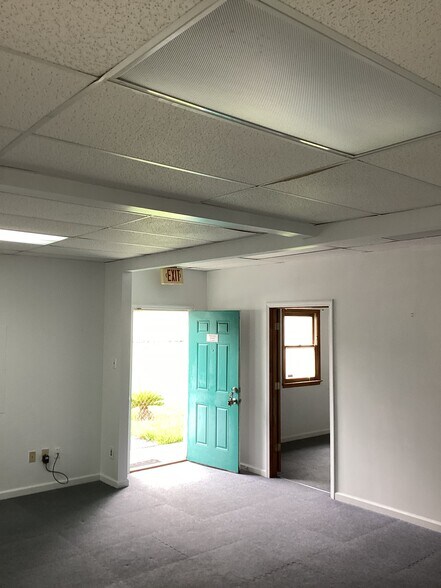 More Photos Of 1573 Folly Rd, Charleston Self Storage For Lease