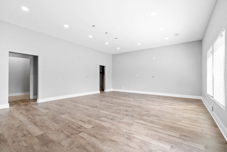 More Photos Of 131 Corporate Dr, Clarksville Flex For Lease