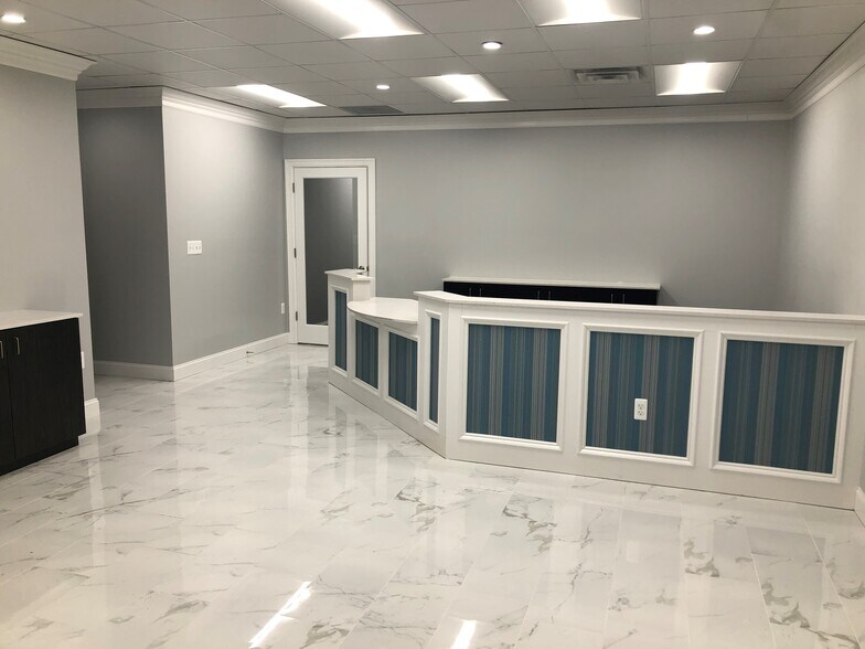 More Photos Of 215 E Big Beaver Rd, Troy Medical For Lease