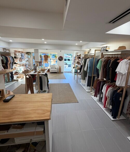 More Photos Of 21 Fillmore Dr, Sarasota Storefront For Lease