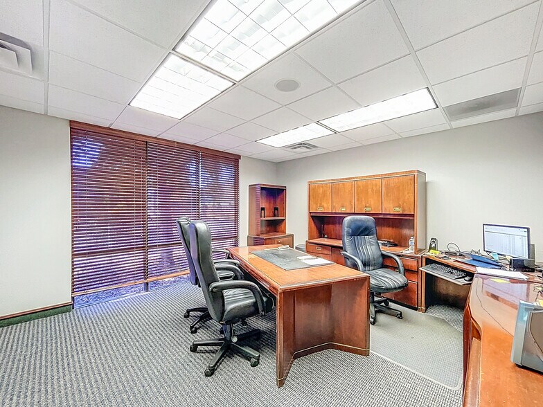 More Photos Of 5421 N 59th St, Tampa Office For Sale