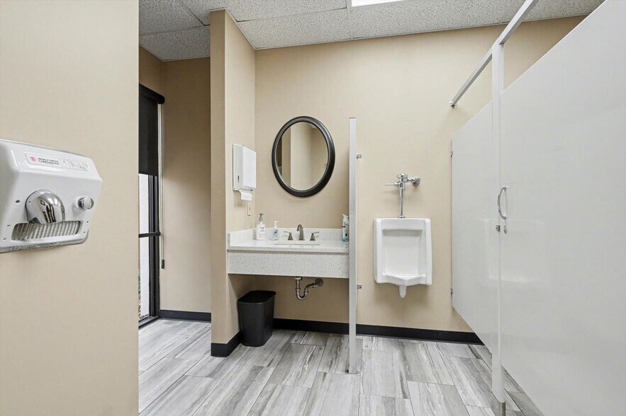 More Photos Of 3103 S Juniper Ave, Broken Arrow Office For Lease