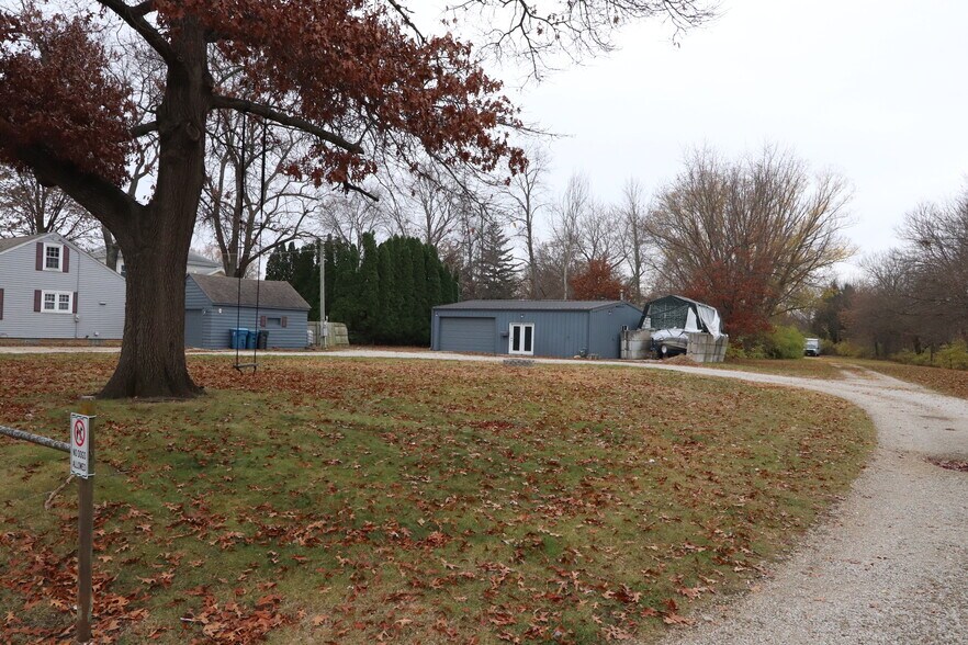 More Photos Of 536 1/2 Oak St. St, Morris Flex For Lease