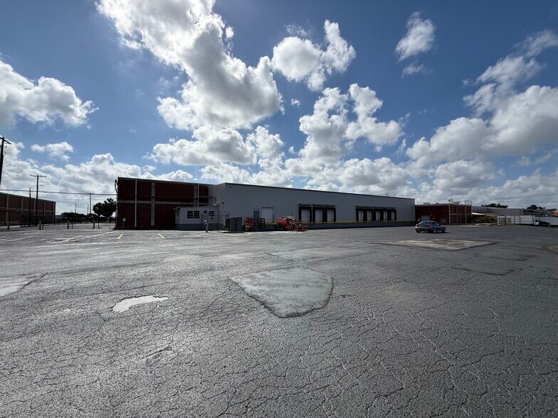More Photos Of 5024 Uceta Rd, Tampa Distribution For Lease