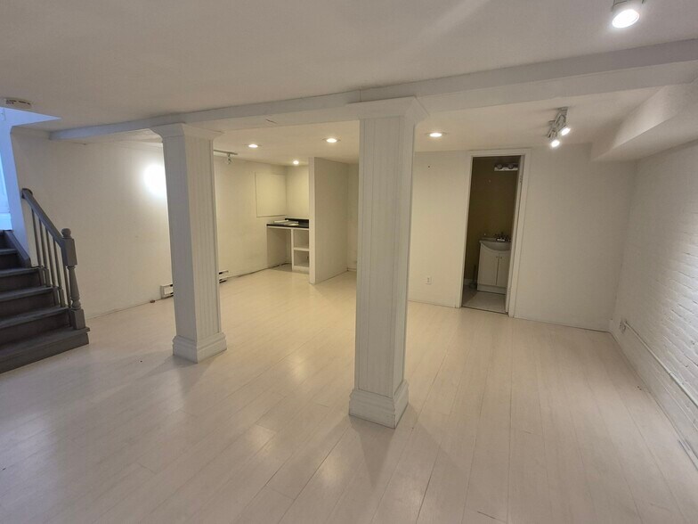 More Photos Of 286 Christina St N, Sarnia General Retail For Lease