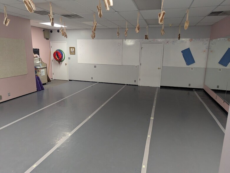 More Photos Of 88 Westpark Rd, Centerville Warehouse For Sale