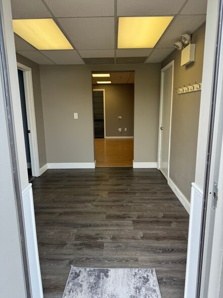 More Photos Of 189 Poplar Pl, North Aurora Warehouse For Lease