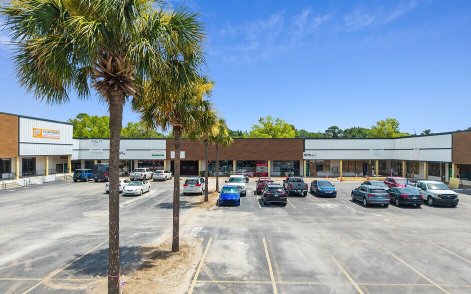 More Photos Of 1035 Johnnie Dodds Blvd, Mt Pleasant Unknown For Lease